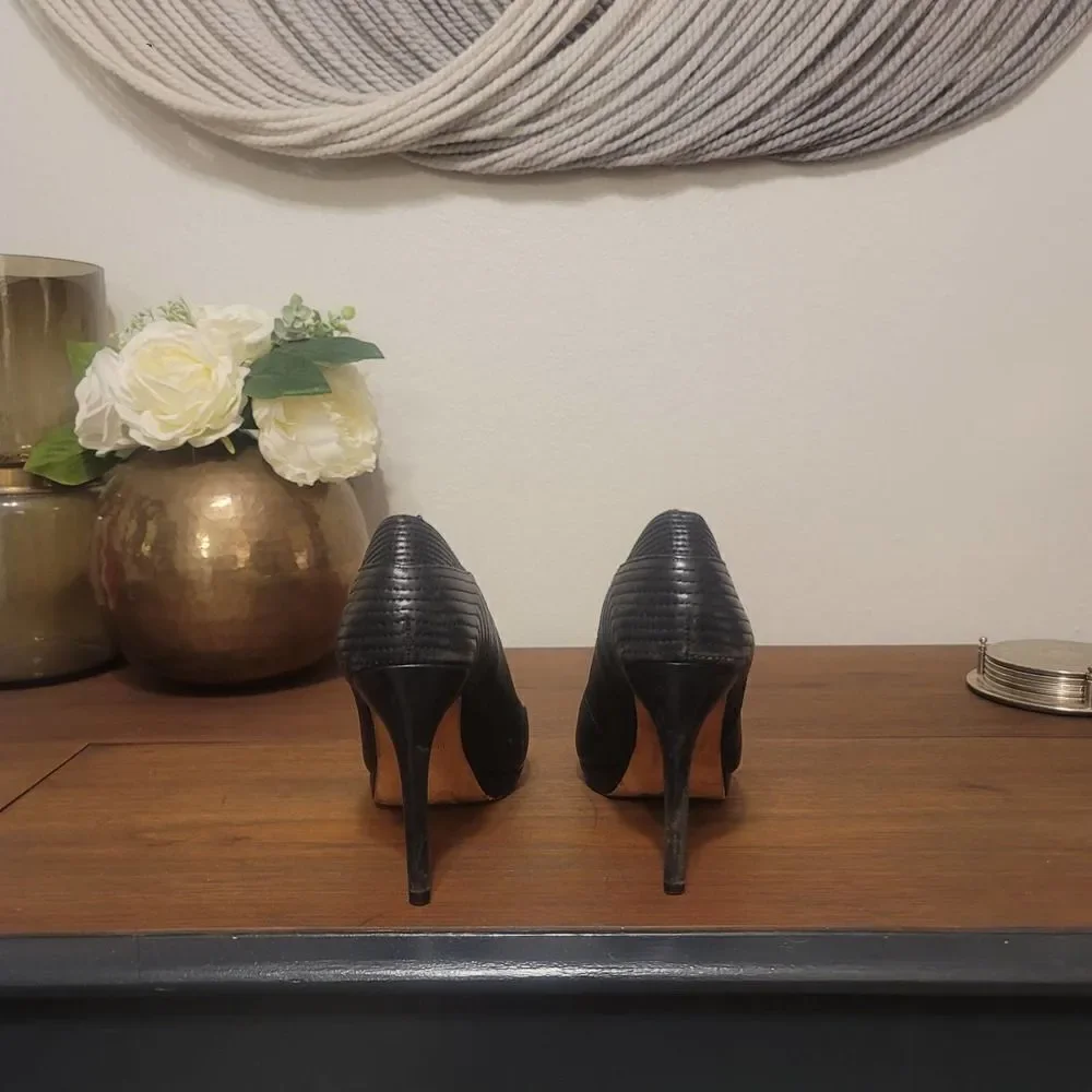 BCBGMaxazria Geometric Leather Pumps Sz 6
